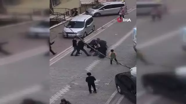 Çıkan kavgada çocuğu ile ağabeyini tekme tokat dövdüler: O anlar kameraya böyle yansıdı Çıkan kavgada çocuğu ile ağabeyini tekme tokat dövdüler: O anlar kameraya böyle yansıdı