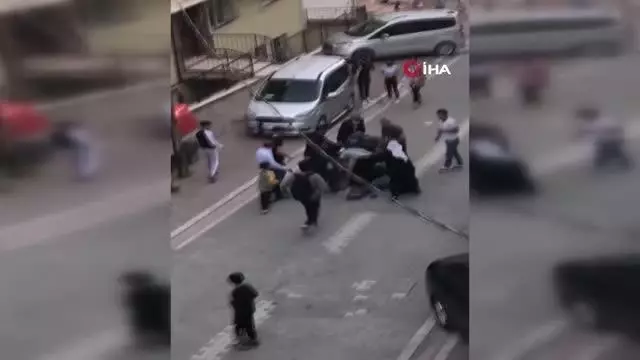 Çıkan kavgada çocuğu ile ağabeyini tekme tokat dövdüler: O anlar kameraya böyle yansıdı Çıkan kavgada çocuğu ile ağabeyini tekme tokat dövdüler: O anlar kameraya böyle yansıdı
