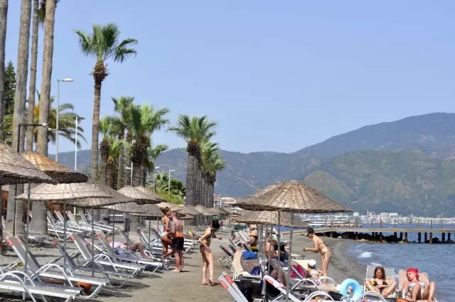 Denizin tadını Ukraynalı turistler çıkarıyor Denizin tadını Ukraynalı turistler çıkarıyor