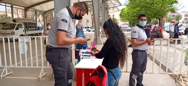 Didim'de semt pazarları kuruldu, HES kodsuz giriş yaptırılmadı Didim'de semt pazarları kuruldu, HES kodsuz giriş yaptırılmadı