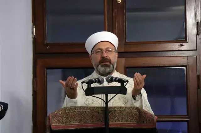 Diyanet İşleri Başkanı Erbaş, Kadir Gecesi'nde dualar okuyup namaz kıldırdı Diyanet İşleri Başkanı Erbaş, Kadir Gecesi'nde dualar okuyup namaz kıldırdı