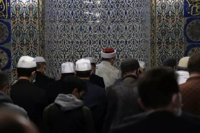 Diyanet İşleri Başkanı Erbaş, Kadir Gecesi'nde dualar okuyup namaz kıldırdı Diyanet İşleri Başkanı Erbaş, Kadir Gecesi'nde dualar okuyup namaz kıldırdı