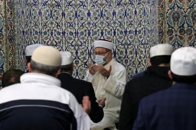 Diyanet İşleri Başkanı Erbaş, Kadir Gecesi'nde dualar okuyup namaz kıldırdı Diyanet İşleri Başkanı Erbaş, Kadir Gecesi'nde dualar okuyup namaz kıldırdı