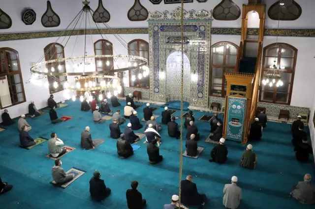Diyanet İşleri Başkanı Erbaş, Kadir Gecesi'nde dualar okuyup namaz kıldırdı Diyanet İşleri Başkanı Erbaş, Kadir Gecesi'nde dualar okuyup namaz kıldırdı