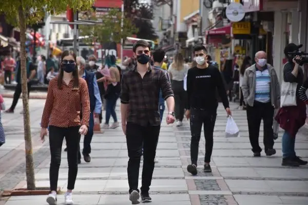 Edirne Valisi Canalp'ten 'birincilik' açıklaması: Köy köy dolaşıp aşı yaptık Edirne Valisi Canalp'ten 'birincilik' açıklaması: Köy köy dolaşıp aşı yaptık