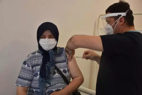 Edirne Valisi Canalp'ten 'birincilik' açıklaması: Köy köy dolaşıp aşı yaptık Edirne Valisi Canalp'ten 'birincilik' açıklaması: Köy köy dolaşıp aşı yaptık