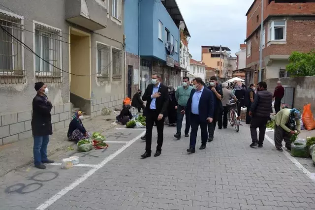 Edremit Körfezi'nde pazar yerleri sıkı denetimler altında açıldı