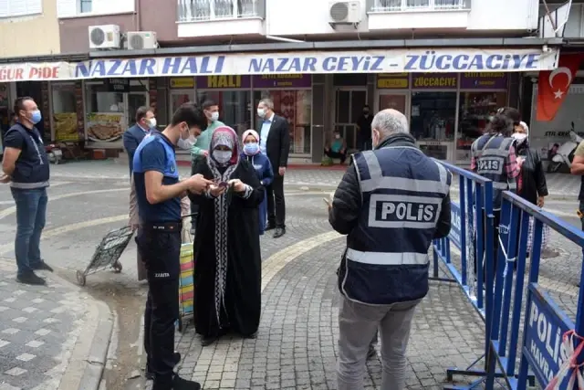 Edremit Körfezi'nde pazar yerleri sıkı denetimler altında açıldı
