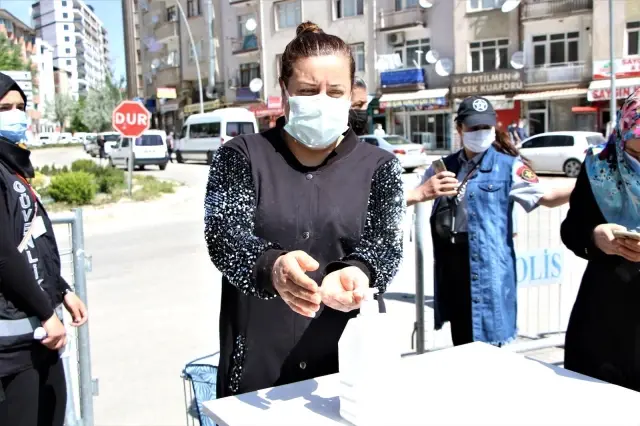 Tam kapanmanın 9. gününde kurulan pazar yerlerine vatandaştan yoğun talep