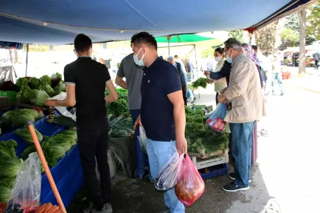Tam kapanmanın 9. gününde kurulan pazar yerlerine vatandaştan yoğun talep