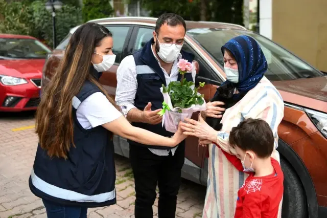 Esenyurt Belediyesi'nden hayvansever annelere sürpriz kutlama Esenyurt Belediyesi'nden hayvansever annelere sürpriz kutlama