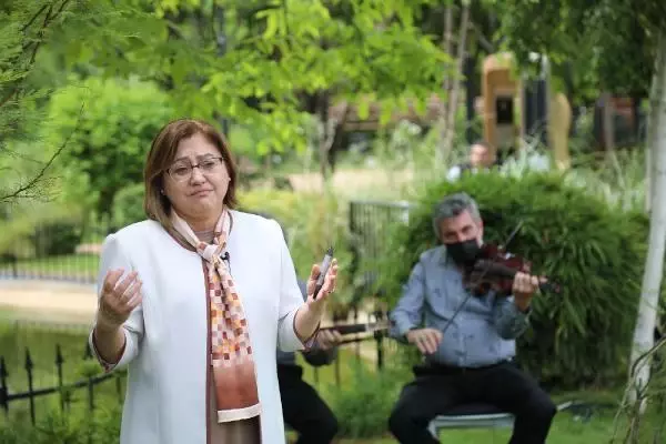 Fatma Şahin, anneleri konu alan şiirleri okurken gözyaşlarına hakim olamadı Fatma Şahin, anneleri konu alan şiirleri okurken gözyaşlarına hakim olamadı