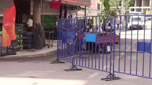 Mudurnu'da pazar yerleri Kovid-19 tedbirlerine uyularak açıldı Mudurnu'da pazar yerleri Kovid-19 tedbirlerine uyularak açıldı