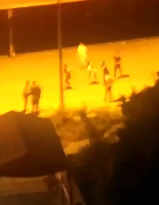 Gençlerin uçan tekmeli kavgasını çekti, sözleriyse pes dedirtti Gençlerin uçan tekmeli kavgasını çekti, sözleriyse pes dedirtti