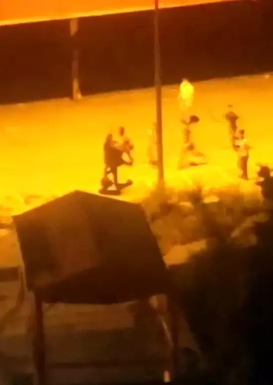 Gençlerin uçan tekmeli kavgasını çekti, sözleriyse pes dedirtti Gençlerin uçan tekmeli kavgasını çekti, sözleriyse pes dedirtti