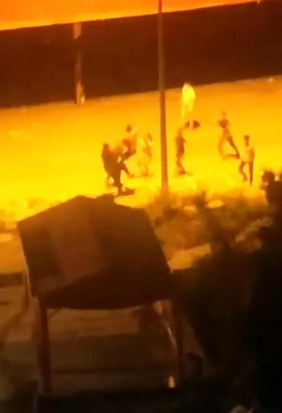 Gençlerin uçan tekmeli kavgasını çekti, sözleriyse pes dedirtti Gençlerin uçan tekmeli kavgasını çekti, sözleriyse pes dedirtti