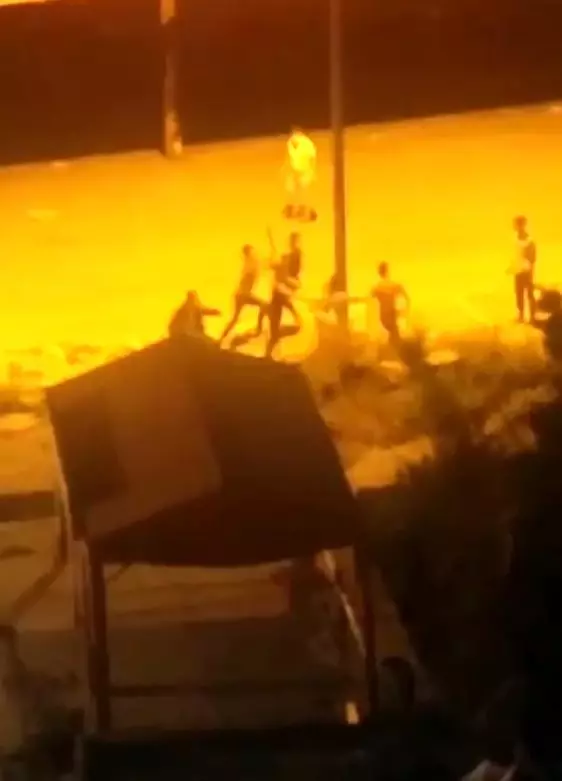 Gençlerin uçan tekmeli kavgasını çekti, sözleriyse pes dedirtti Gençlerin uçan tekmeli kavgasını çekti, sözleriyse pes dedirtti
