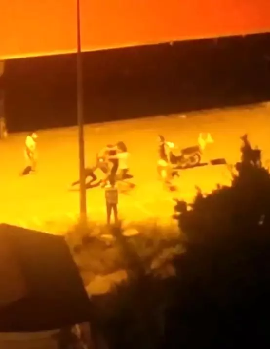 Gençlerin uçan tekmeli kavgasını çekti, sözleriyse pes dedirtti Gençlerin uçan tekmeli kavgasını çekti, sözleriyse pes dedirtti