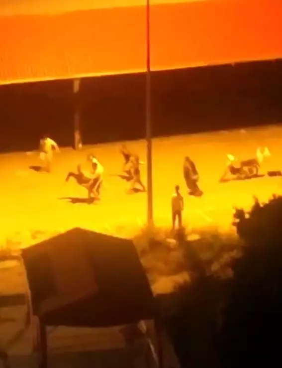 Gençlerin uçan tekmeli kavgasını çekti, sözleriyse pes dedirtti Gençlerin uçan tekmeli kavgasını çekti, sözleriyse pes dedirtti