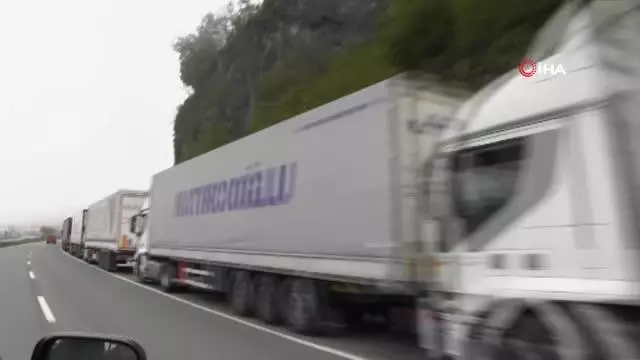 Gürcistan gümrüğünde işlemler yavaşladı.. Sarp Sınır Kapısı'nda 3 ilçe boyunca tır kuyruğu