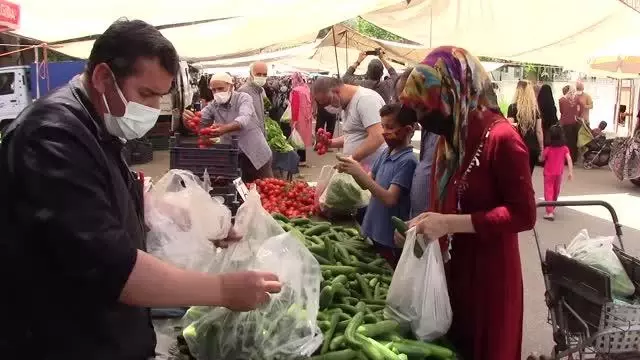 Kilis, Adıyaman ve Malatya'da pazar yerleri Kovid-19 tedbirleri alınarak açıldı Kilis, Adıyaman ve Malatya'da pazar yerleri Kovid-19 tedbirleri alınarak açıldı