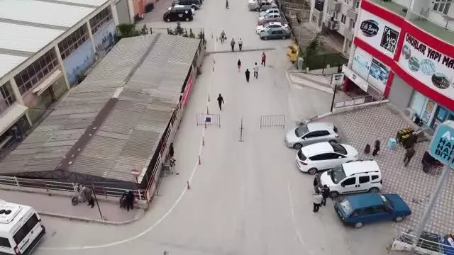 Bursa ve çevre illerde halk pazarları Kovid-19 tedbirlerine uyularak açıldı Bursa ve çevre illerde halk pazarları Kovid-19 tedbirlerine uyularak açıldı
