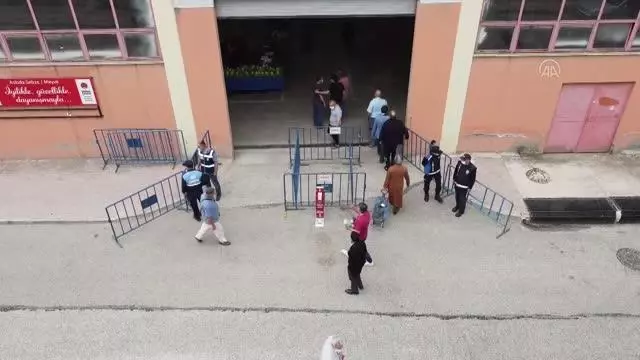 Bursa ve çevre illerde halk pazarları Kovid-19 tedbirlerine uyularak açıldı Bursa ve çevre illerde halk pazarları Kovid-19 tedbirlerine uyularak açıldı