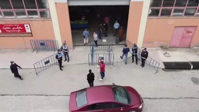 Bursa ve çevre illerde halk pazarları Kovid-19 tedbirlerine uyularak açıldı Bursa ve çevre illerde halk pazarları Kovid-19 tedbirlerine uyularak açıldı