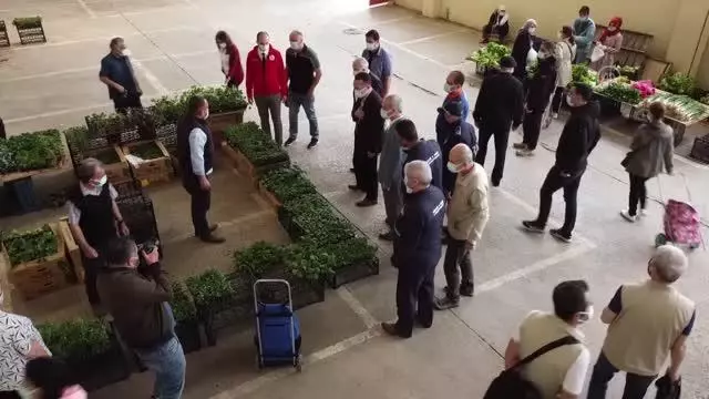 Bursa ve çevre illerde halk pazarları Kovid-19 tedbirlerine uyularak açıldı Bursa ve çevre illerde halk pazarları Kovid-19 tedbirlerine uyularak açıldı