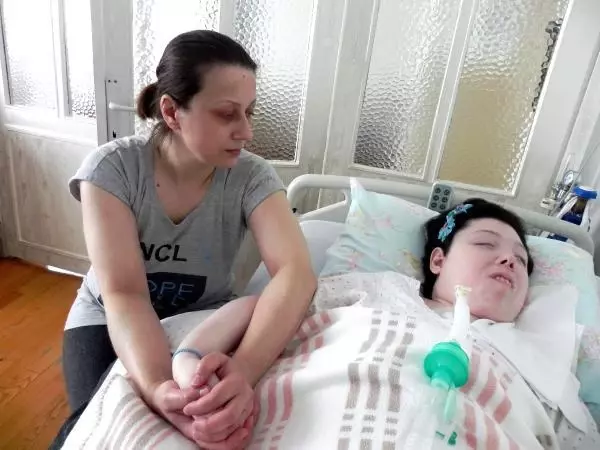 HASTA KIZININ BAŞINDAN 21 YILDIR AYRILMIYOR HASTA KIZININ BAŞINDAN 21 YILDIR AYRILMIYOR
