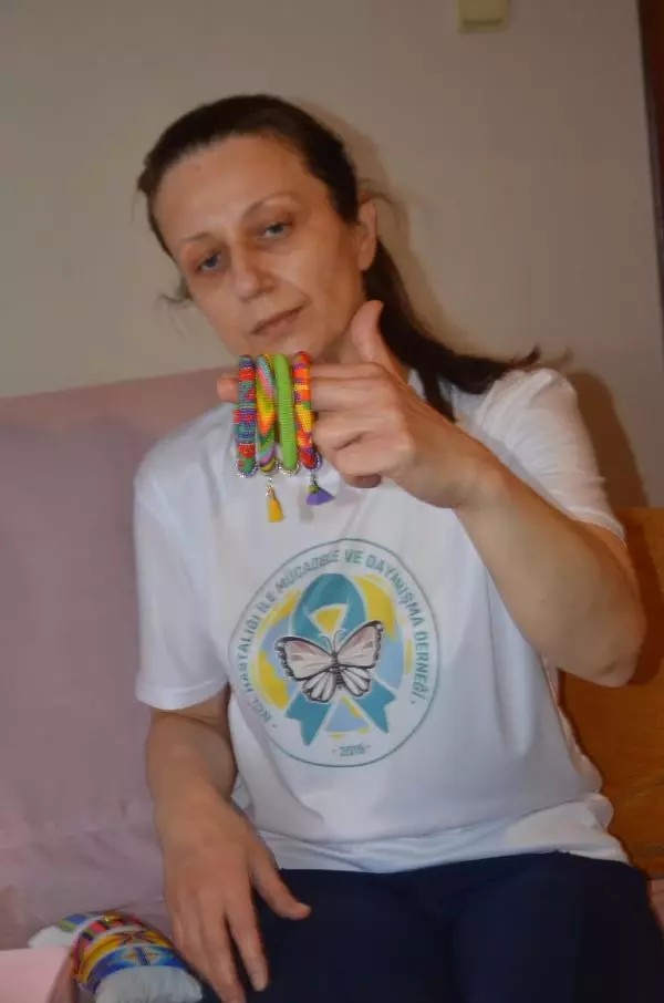 HASTA KIZININ BAŞINDAN 21 YILDIR AYRILMIYOR HASTA KIZININ BAŞINDAN 21 YILDIR AYRILMIYOR