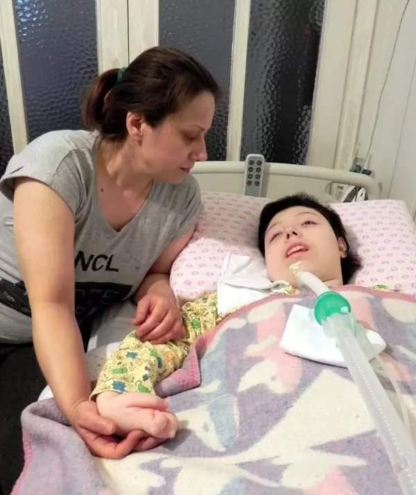 HASTA KIZININ BAŞINDAN 21 YILDIR AYRILMIYOR HASTA KIZININ BAŞINDAN 21 YILDIR AYRILMIYOR