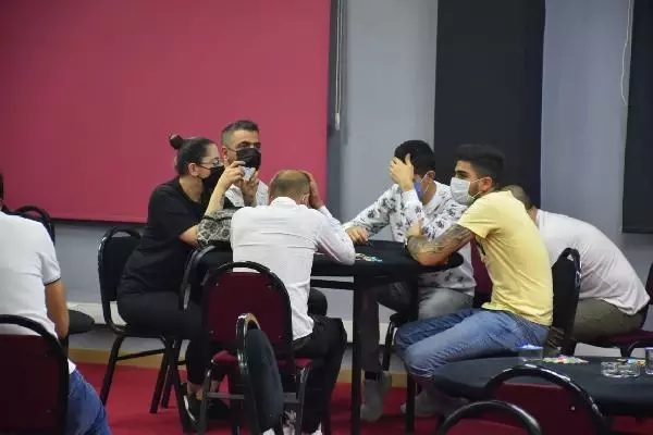 'HES' koduyla girilen kumarhanelere operasyon: 220 kişiye 1 milyon 57 bin TL ceza 'HES' koduyla girilen kumarhanelere operasyon: 220 kişiye 1 milyon 57 bin TL ceza