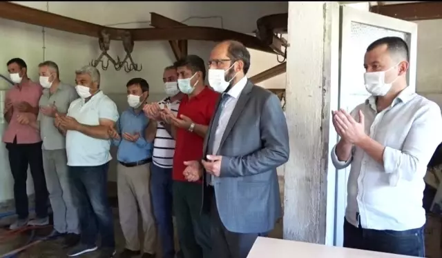 Hisarcık'ta şükür duası için 11 kurban kesildi Hisarcık'ta şükür duası için 11 kurban kesildi