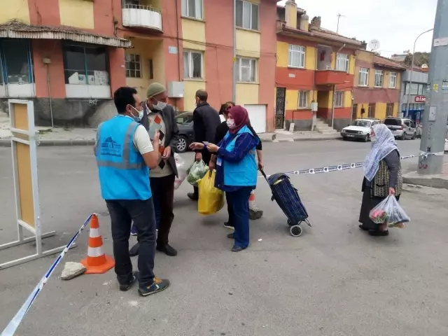 İl Salgın Denetim ekipleri pazar yerlerinde tedbiri elden bırakmadı İl Salgın Denetim ekipleri pazar yerlerinde tedbiri elden bırakmadı