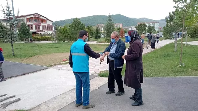 İl Salgın Denetim ekipleri pazar yerlerinde tedbiri elden bırakmadı İl Salgın Denetim ekipleri pazar yerlerinde tedbiri elden bırakmadı