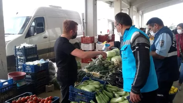 İl Salgın Denetim ekipleri pazar yerlerinde tedbiri elden bırakmadı İl Salgın Denetim ekipleri pazar yerlerinde tedbiri elden bırakmadı