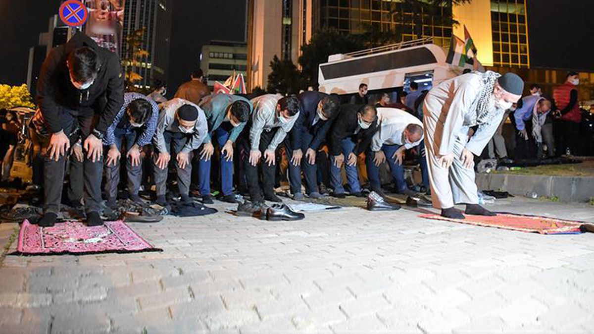 İsrail'in İstanbul Başkonsolosluğu önünde bir grup, Mescid-i Aksa saldırısını protesto ederek namaz kıldı