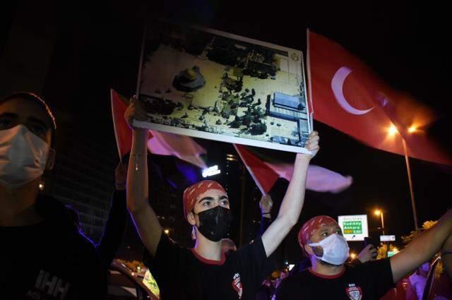 İsrail'in İstanbul Başkonsolosluğu önünde bir grup, Mescid-i Aksa saldırısını protesto etti İsrail'in İstanbul Başkonsolosluğu önünde bir grup, Mescid-i Aksa saldırısını protesto etti