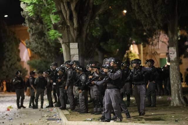 İsrail polisinden Mescid-i Aksa'da namaz kılan cemaate saldırı! İşte 205 kişinin yaralandığı saldırı anı İsrail polisinden Mescid-i Aksa'da namaz kılan cemaate saldırı! İşte 205 kişinin yaralandığı saldırı anı