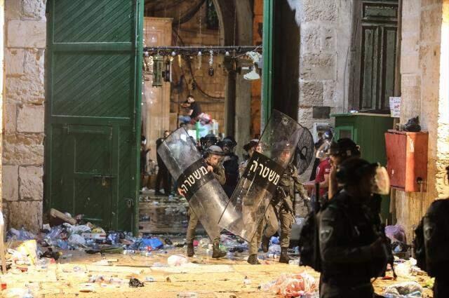 İsrail polisinden Mescid-i Aksa'da namaz kılan cemaate saldırı! İşte 205 kişinin yaralandığı saldırı anı İsrail polisinden Mescid-i Aksa'da namaz kılan cemaate saldırı! İşte 205 kişinin yaralandığı saldırı anı