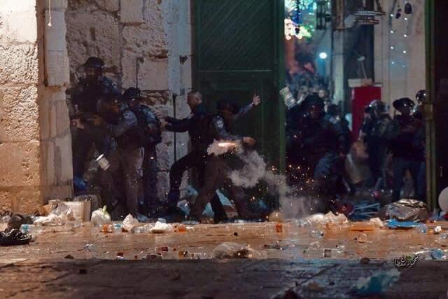 İsrail polisinin Mescid-i Aksa'nın içindeki cemaate saldırdığı görüntüler ortaya çıktı İsrail polisinin Mescid-i Aksa'nın içindeki cemaate saldırdığı görüntüler ortaya çıktı