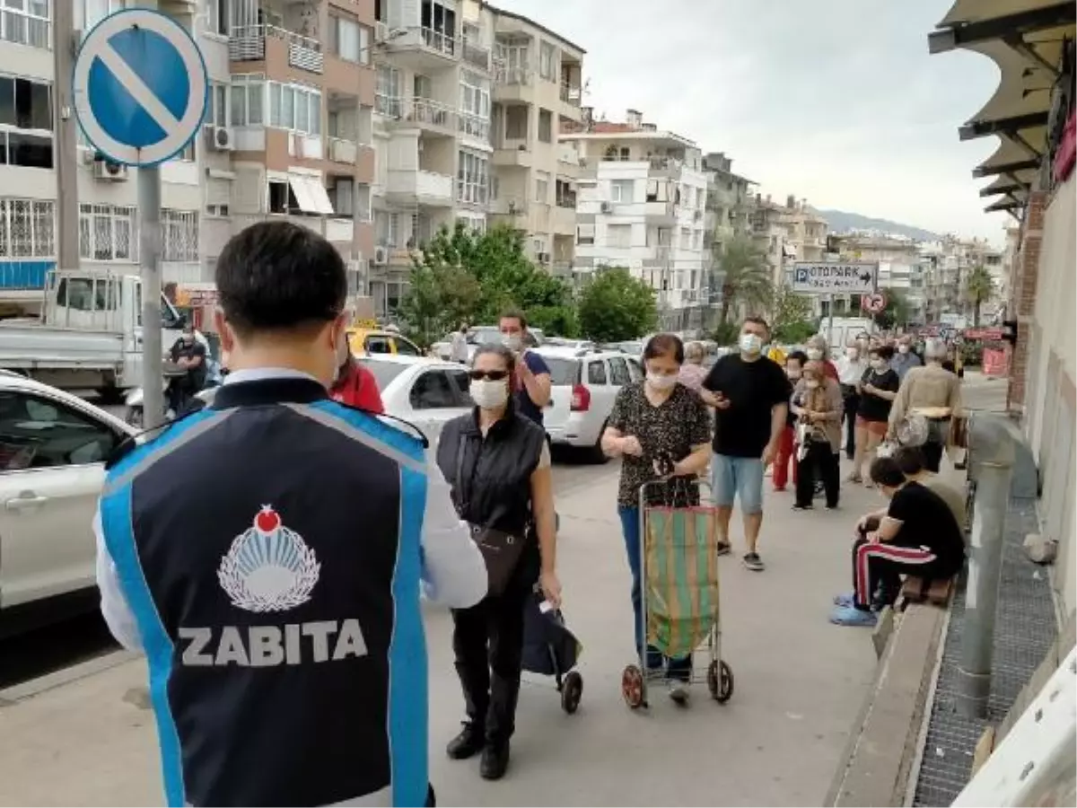 İzmir'de tam kapanmada ilk kez açılan pazar yerlerine yoğun ilgi