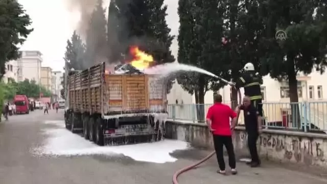 KAHRAMANMARAŞ - Park halindeki tırda çıkan yangın söndürüldü KAHRAMANMARAŞ - Park halindeki tırda çıkan yangın söndürüldü