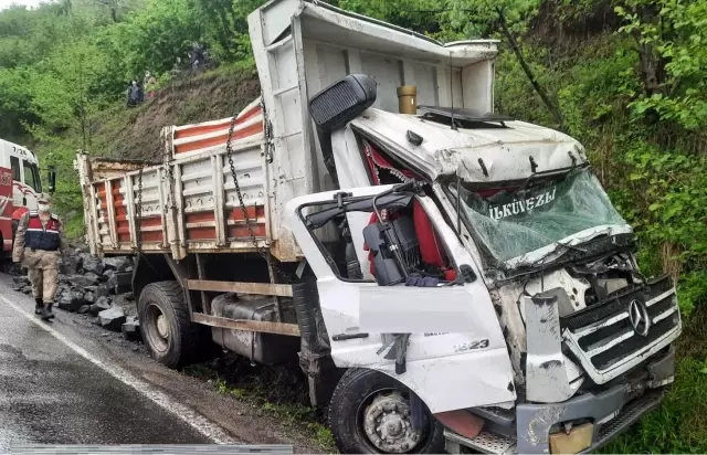 Kamyon evin üstüne düştü: 1 yaralı Kamyon evin üstüne düştü: 1 yaralı