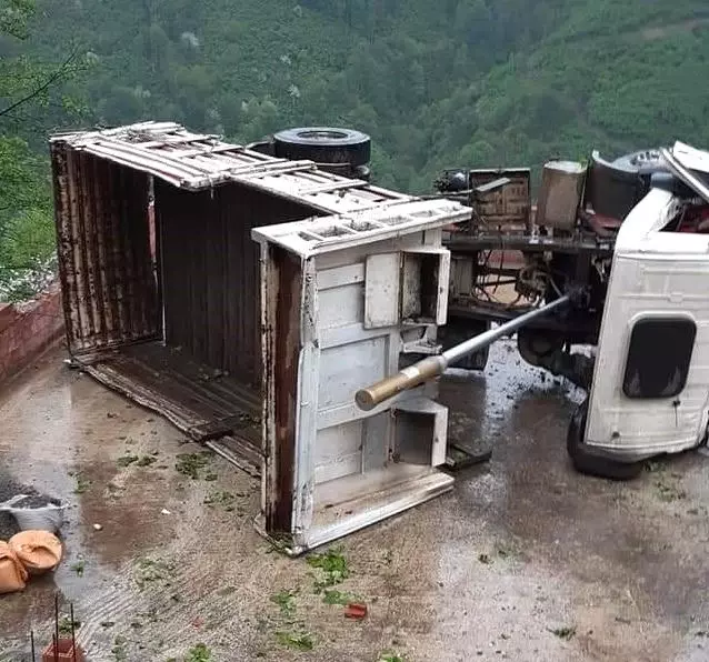Kamyon evin üstüne düştü: 1 yaralı Kamyon evin üstüne düştü: 1 yaralı