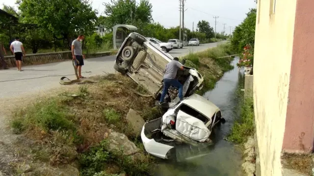 Kaza yapan araçlar sulama kanalına uçtu: 3 yaralı Kaza yapan araçlar sulama kanalına uçtu: 3 yaralı