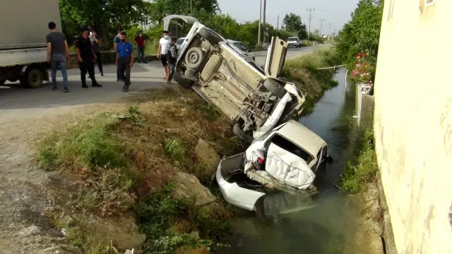 Kaza yapan araçlar sulama kanalına uçtu: 3 yaralı Kaza yapan araçlar sulama kanalına uçtu: 3 yaralı