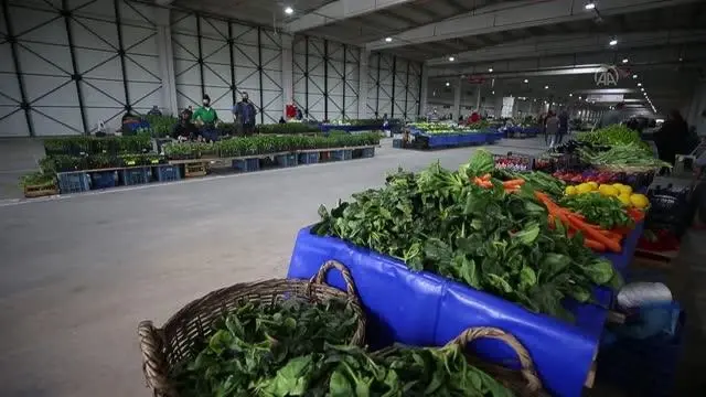 Pazar yerleri Kovid-19 tedbirlerine uyularak açıldı Pazar yerleri Kovid-19 tedbirlerine uyularak açıldı