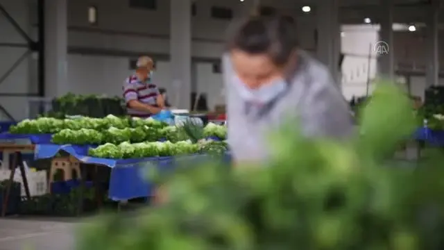 Pazar yerleri Kovid-19 tedbirlerine uyularak açıldı Pazar yerleri Kovid-19 tedbirlerine uyularak açıldı